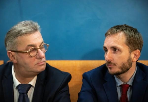 Le socialiste François Briançon, à gauche, et l'Insoumis François Piquemal, à Toulouse le 16 mars 2026