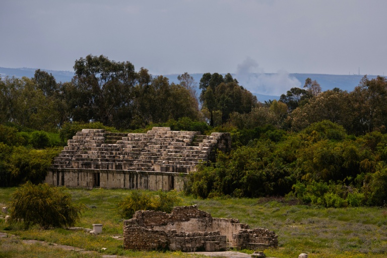 L'hippodrome romain de Tyr, dans le sud du Liban, avec en arrière-plan de la fumée qui s'élève après une attaque aérienne israélienne, le 23 mars 2026