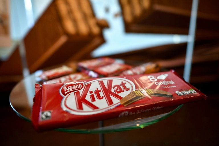 Des barres chocolatées KitKat exposées dans le showroom du géant suisse de l'agroalimentaire Nestlé, le 20 octobre 2016 à Vevey, en Suisse