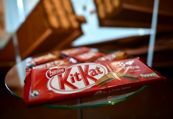Des barres chocolatées KitKat exposées dans le showroom du géant suisse de l'agroalimentaire Nestlé, le 20 octobre 2016 à Vevey, en Suisse