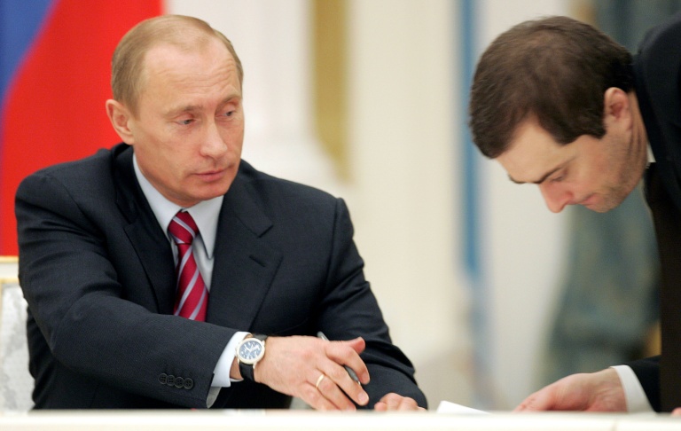 Le président russe Vladimir Poutine avec son conseiller Vladislav Sourkov au Kremlin, à Moscou, le 6 février 2007