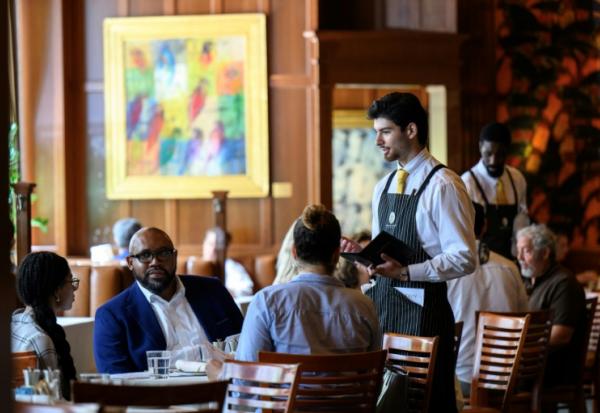 Un serveur prend les commandes au restaurant The Hamilton à Washington le 2 juillet 2025