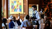 Un serveur prend les commandes au restaurant The Hamilton à Washington le 2 juillet 2025