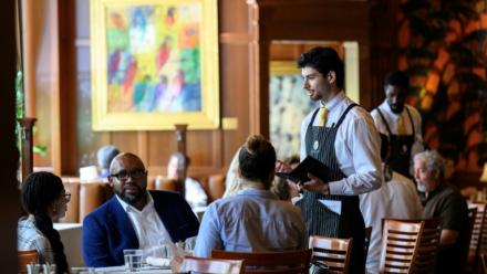 Un serveur prend les commandes au restaurant The Hamilton à Washington le 2 juillet 2025