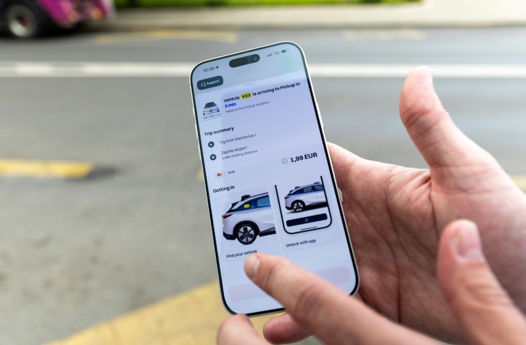 L'application mobile pour commander une course avec un RoboTaxi de l'entreprise VErne à Zagreb, le 5 mai 2026 en Croatie