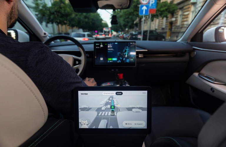 Le volant et l'écran de commande d'un RoboTaxi de l'entreprise Verne circule dans le centre de Zagreb, le 4 mai 2026 en Croatie