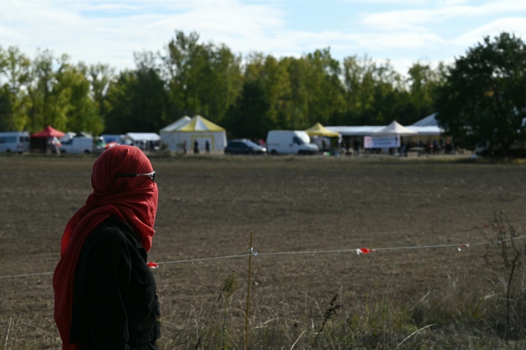 Un militant près du chantier de l'A69 pendant une manifestation à Cambounet-sur-le-Sor, dans le Tarn, le 10 octobre 2026