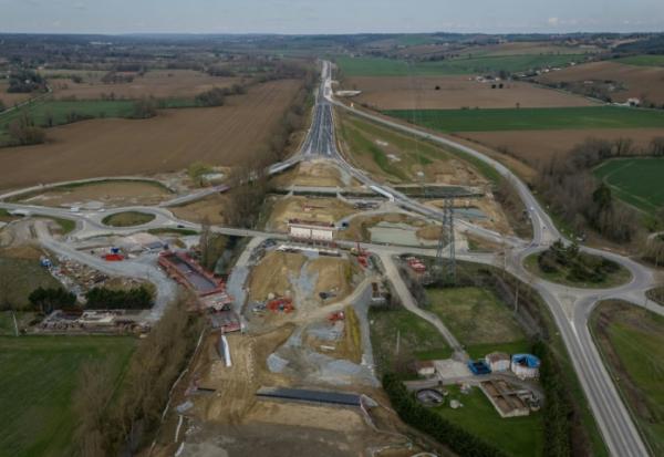 Vue aérienne du chantier de construction de l'autoroute A69 Toulouse-Castres, près de Verfeil, le 14 mars 2025 en Haute-Garonne