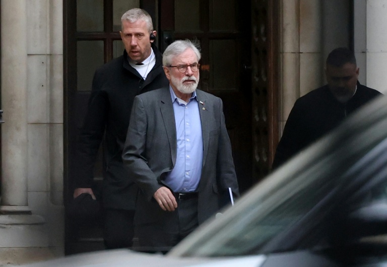 Gerry Adams quitte la Haute Cour de Londres, le 12 mars 2026