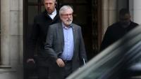 Gerry Adams quitte la Haute Cour de Londres, le 12 mars 2026