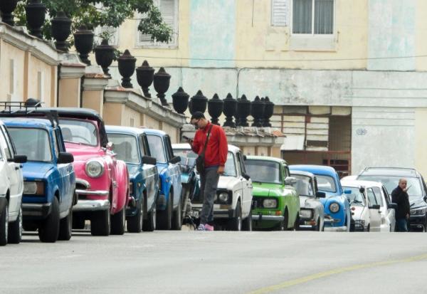 File de véhicules devant une station-service à La Havane, le 30 janvier 2026