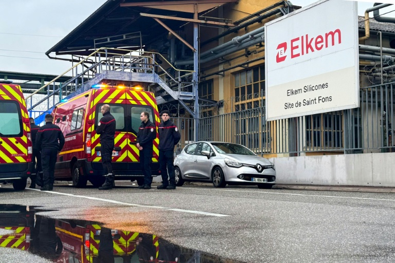 Les sapeurs-pompiers sur le site d' Elkem Silicones, après l'incendie de l'usine, le 22 décembre 2025