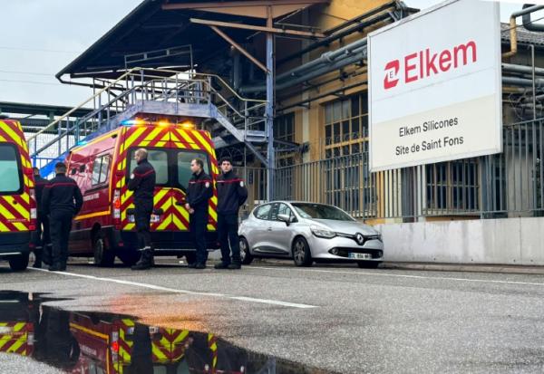 Les sapeurs-pompiers sur le site d' Elkem Silicones, après l'incendie de l'usine, le 22 décembre 2025
