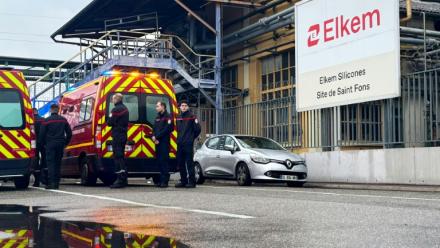 Les sapeurs-pompiers sur le site d' Elkem Silicones, après l'incendie de l'usine, le 22 décembre 2025