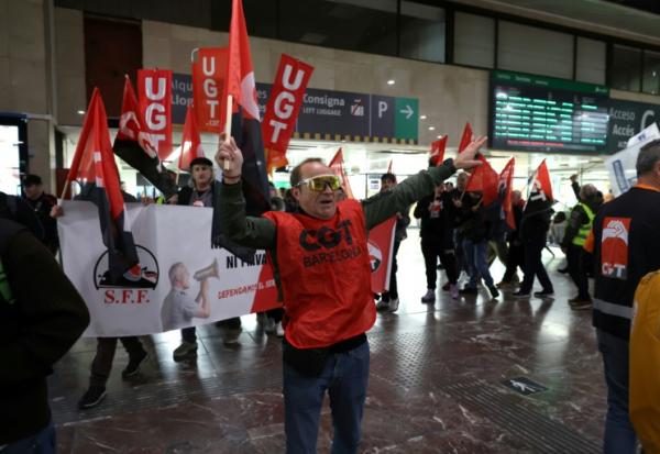 Les membres des syndicats manifestent à la gare Sants de Barcelone, le 9 février 2026, dans le cadre d'une grève nationale organisée par le syndicat des conducteurs de train espagnols pour réclamer des mesures de sécurité ferroviaire à la suite d'accidents mortels à Adamuz et à Gelida