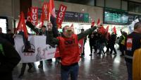 Les membres des syndicats manifestent à la gare Sants de Barcelone, le 9 février 2026, dans le cadre d'une grève nationale organisée par le syndicat des conducteurs de train espagnols pour réclamer des mesures de sécurité ferroviaire à la suite d'accidents mortels à Adamuz et à Gelida