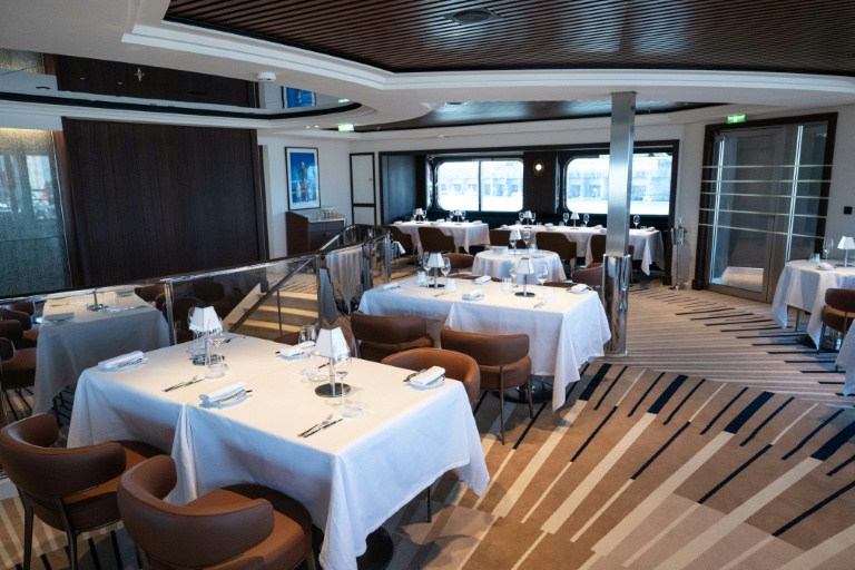 Le restaurant à bord du voilier Orient Express Corinthian, aux Chantiers de l'Atlantique à Saint-Nazaire, le 28 avril 2026 en Loire-Atlantique