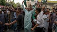 Des Pakistanais célèbrent l'annonce du cessez-le-feu entre le Pakistan et l'Inde, à Hyderabad, dans la province de Sindh, le 10 mai 2025