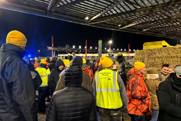 Des agriculteurs bloquent un péage de l'autoroute A1 le 11 janvier 2026 à hauteur de  Fresnes-lès-Montauban, dans le Pas-de-Calais