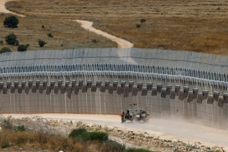 Un véhicule militaire israélien patrouille le long de la frontière avec le Liban en Haute-Galilée, le 18 juin 2026