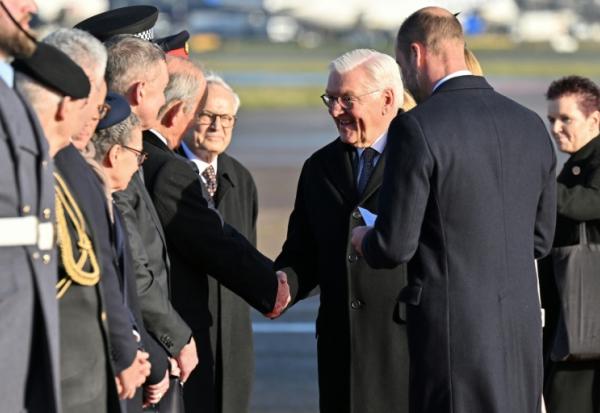 Le président allemand Frank-Walter Steinmeier est accueilli à l'aéroport de Heathrow, à l'ouest de Londres, par le prince William et son épouse Kate, le 3 décembre 2025 
