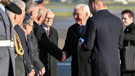 Le président allemand Frank-Walter Steinmeier est accueilli à l'aéroport de Heathrow, à l'ouest de Londres, par le prince William et son épouse Kate, le 3 décembre 2025 