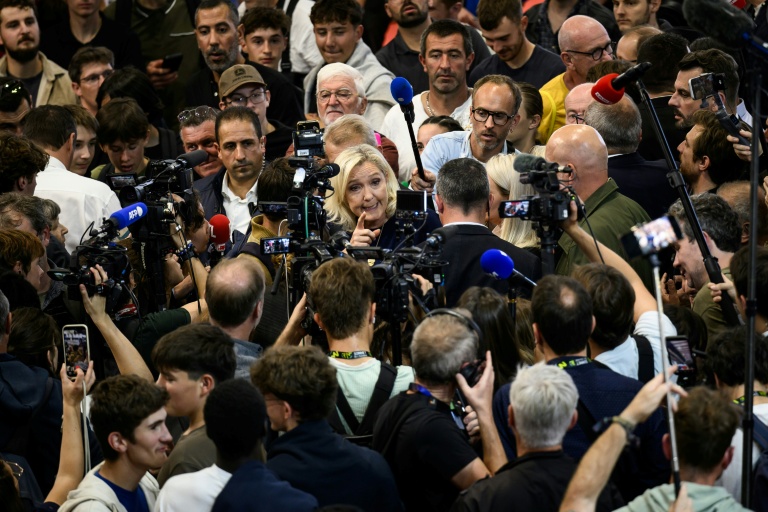 Marine Le Pen, candidate du RN à la présidentielle de 2027, répond aux questions des journalistes lors de sa visite au Sommet de l'élevage, le 7 octobre 2026 à Cournon-d'Auvergne, dans le Puy-de-Dôme