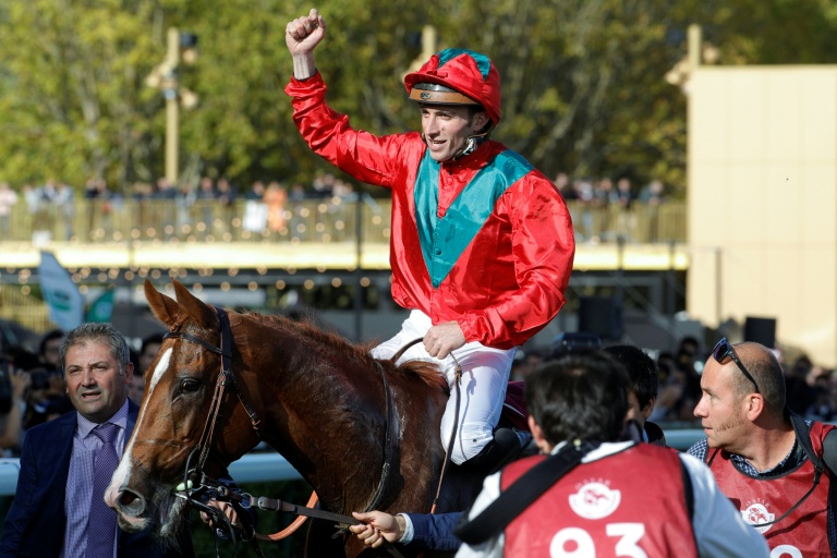 Le jockey français Pierre-Charles Boudot (c) après avoir remporté le Prix de l'Arc de Triomphe avec le cheval 