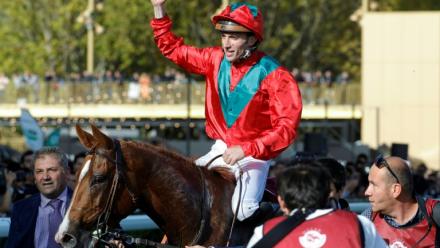 Le jockey français Pierre-Charles Boudot (c) après avoir remporté le Prix de l'Arc de Triomphe avec le cheval "Waldgeist", le 6 octobre 2019 à l'hippodrome de ParisLongchamp à Paris