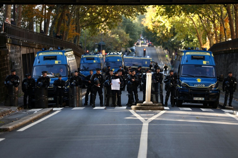 Des gendarmes positionnés en marge de la nouvelle journée de mobilisation pour le pouvoir d'achat et la défense des services publics, le 31 octobre 2026à Paris 

