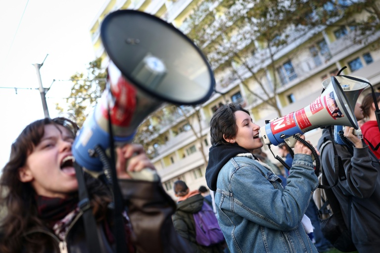 Des protestataires crient des slogans dans un hygiaphone lors d'une nouvelle manifestation contre la vie chère, le 31 octobre 2026 à Paris 
