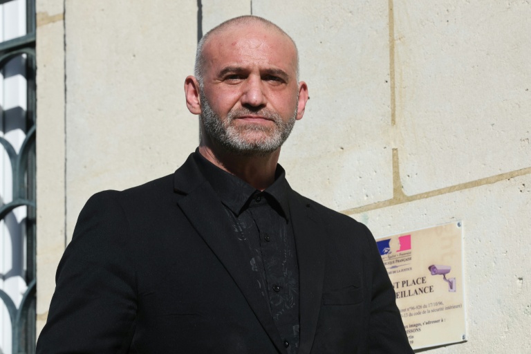 Christophe Ellul, compagnon d'Elisa Pilarski, décédée en 2019 des suites de morsures canines, quitte le tribunal de Soissons le 3 mars 2026