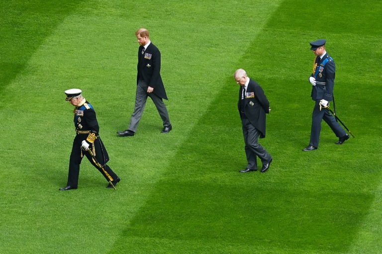 De g. à d.: le roi Charles III, le prince Harry, le prince Andrew et le prince William, aux funérailles d'Elizabeth II, le 19 septembre 2022, au château de Windsor