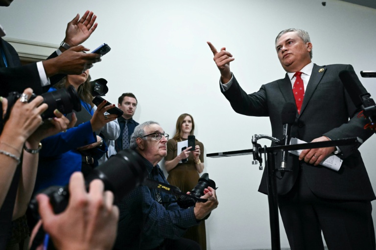 Le président de la commission d'enquête sur l'affaire Epstein, le député républicain James Comer, parle à la presse avant l'audition de Bill Gates au Congrès américain à Washington, le 10 juin 2026
