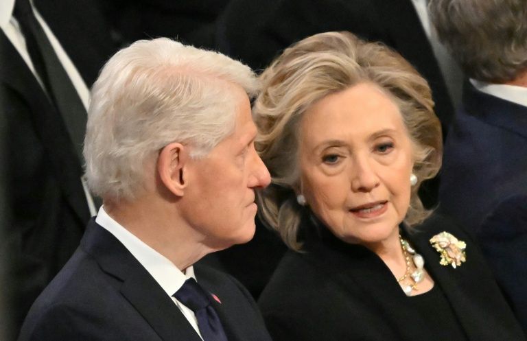 L'ancien président américain Bill Clinton et l'ancienne secrétaire d'État Hillary Clinton, le 9 janvier 2025 à Washington