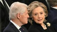 L'ancien président américain Bill Clinton et l'ancienne secrétaire d'État Hillary Clinton, le 9 janvier 2025 à Washington