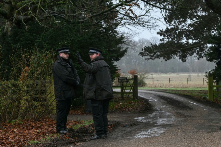 Des policiers à l'entrée de Wood Farm, sur le domaine royal de Sandringham, où le prince Andrew a été arrêté, le 19 février 2026 dans le Norfolk, dans l'est de l'Angleterre