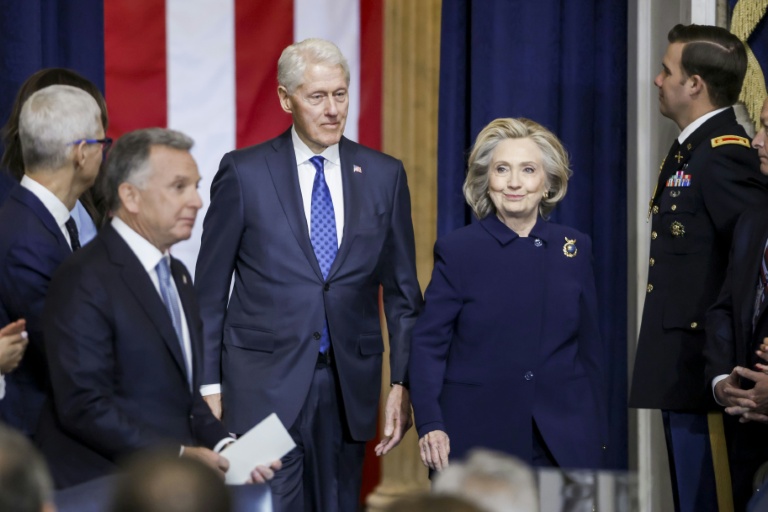 L'ex-président américain Bill Clinton, et son épouse, l'ancienne cheffe de la diplomatie américaine Hillary Clinton, à Washington, le 20 janvier 2025 