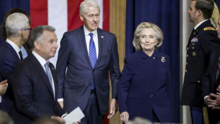 L'ex-président américain Bill Clinton, et son épouse, l'ancienne cheffe de la diplomatie américaine Hillary Clinton, à Washington, le 20 janvier 2025 