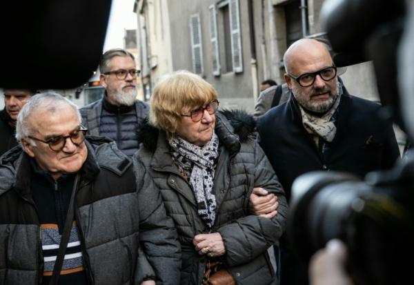 La grand-tante de Grégory Villemin, Jacqueline Jacob, entourée d'un de ses avocats, Stephane Giuranna (D), et de son mari Marcel Jacob (G), le 24 octobre 2025 à Dijon