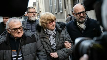 La grand-tante de Grégory Villemin, Jacqueline Jacob, entourée d'un de ses avocats, Stephane Giuranna (D), et de son mari Marcel Jacob (G), le 24 octobre 2025 à Dijon