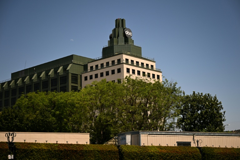 Le logo de la chaîne ABC sur l'un bâtiment des studios Walt Disney à Burbank, en Californie, le 2 juin 2025