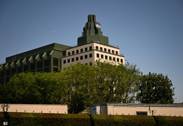 Le logo de la chaîne ABC sur l'un bâtiment des studios Walt Disney à Burbank, en Californie, le 2 juin 2025
