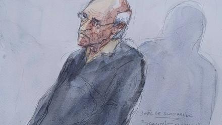 Croquis d'audience de l'ancien chirurgien retraité Joël Le Scouarnec, lors d'une audience de son procès pour viol et agression sexuelle, au tribunal de Vannes, le 23 mai 2025 dans le Morbihan