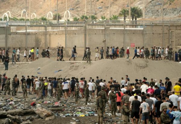 Des soldats espagnols contrôlent des migrants qui retournent au Maroc après avoir franchi la frontière pour entrer dans l’enclave espagnole de Ceuta située sur la côte nord du Maroc, le 31 juillet 2026
