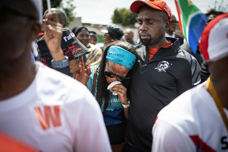 Un couple de coureurs venu honorer la mémoire d'Elizabeth Moselakgomo, lors de ses funérailles dans la province de Mpumalanga (Afrique du Sud), le 20 septembre 2026
