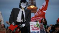 Des manifestants protestent contre la visite en France du président argentin Javier Milei, sur la place du Trocadéro à Paris, le 30 septembre 2026