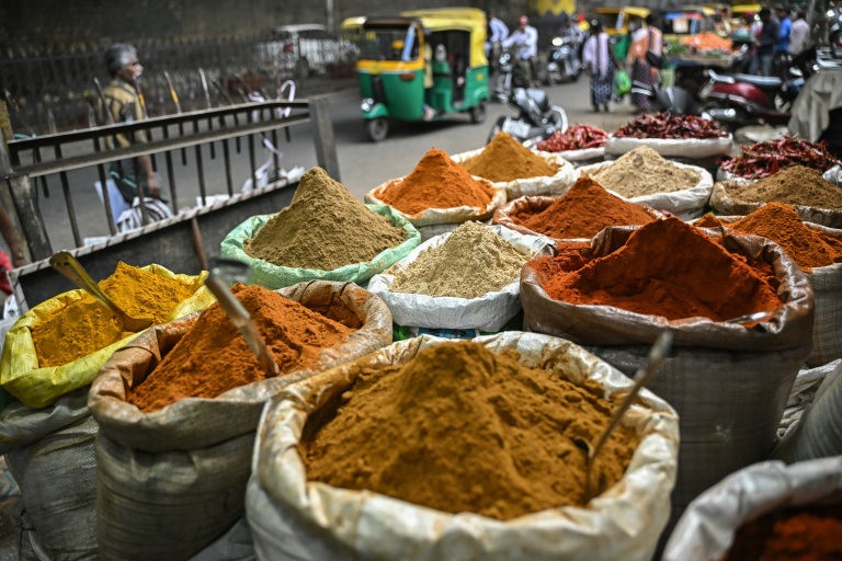 Des épices à vendre sur un marché de Bangalore, en Inde, le 3 décembre 2025