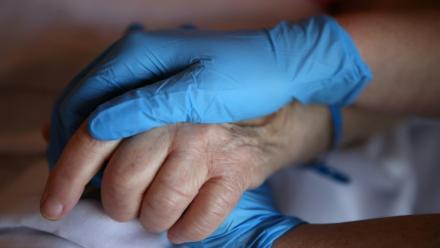 L'Assemblée nationale a adopté vendredi plusieurs articles clés de la loi sur l'aide à mourir, notamment un article définissant les critères d'éligibilité pour y accéder