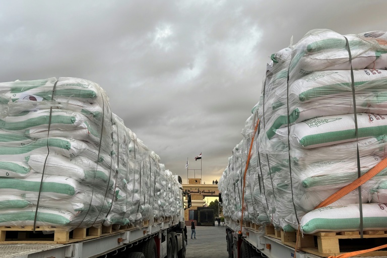 De l'aide humanitaire en attente de livraison pour Gaza, au poste frontière avec l'Egypte de Rafah, le 12 octobre 2025